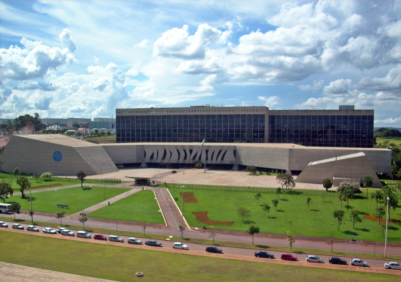 Tema 1412 do STJ: bonificações de montadoras e o impacto do PIS/COFINS nas concessionárias